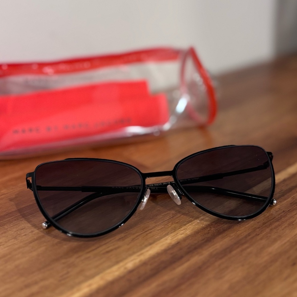 Marc by Marc Jacobs Black Cat Eye Sunglasses w/ Red Case 100% Authentic Women's - Picture 3 of 16